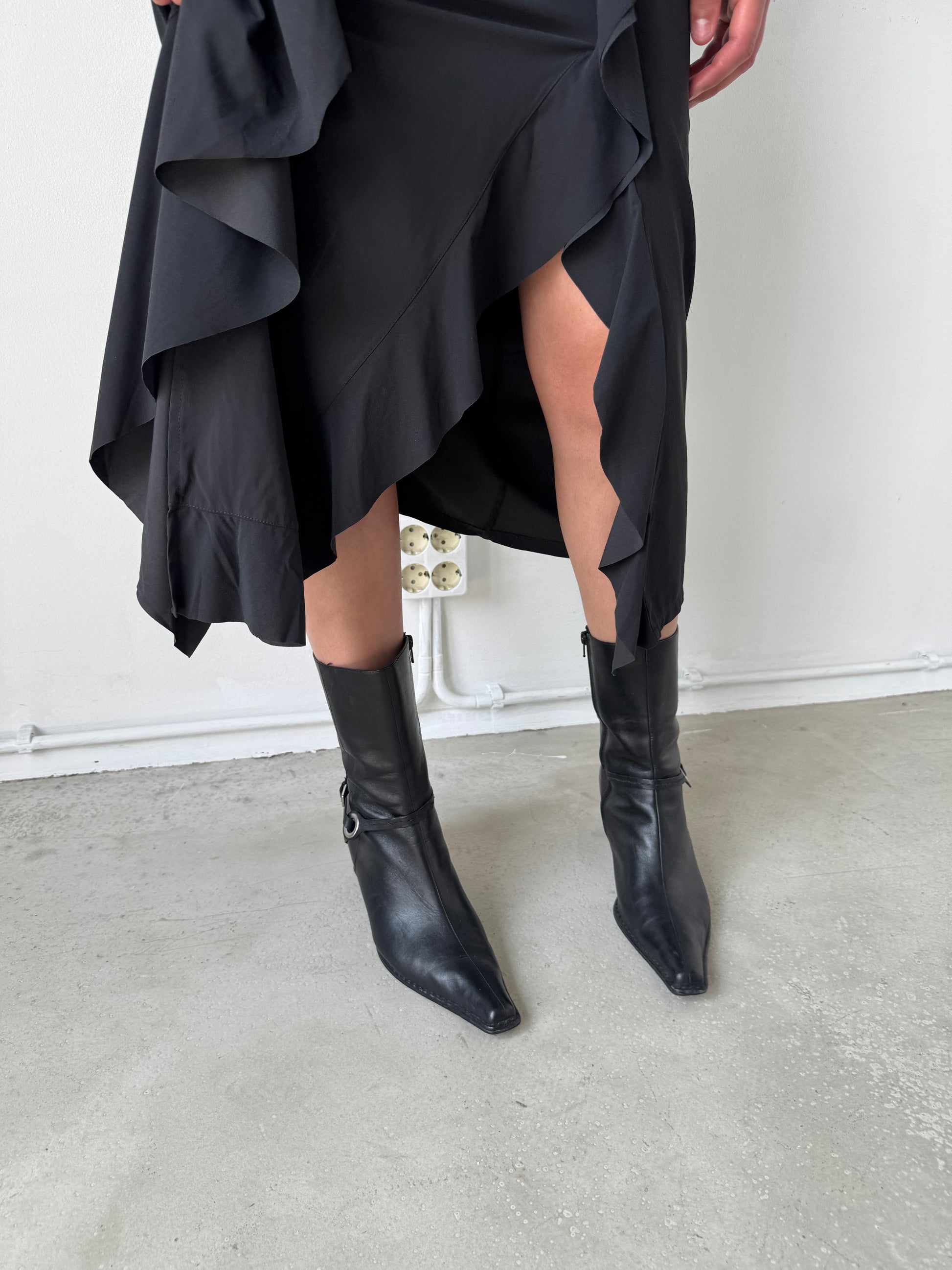BLACK LEATHER ECCO BOOTS
